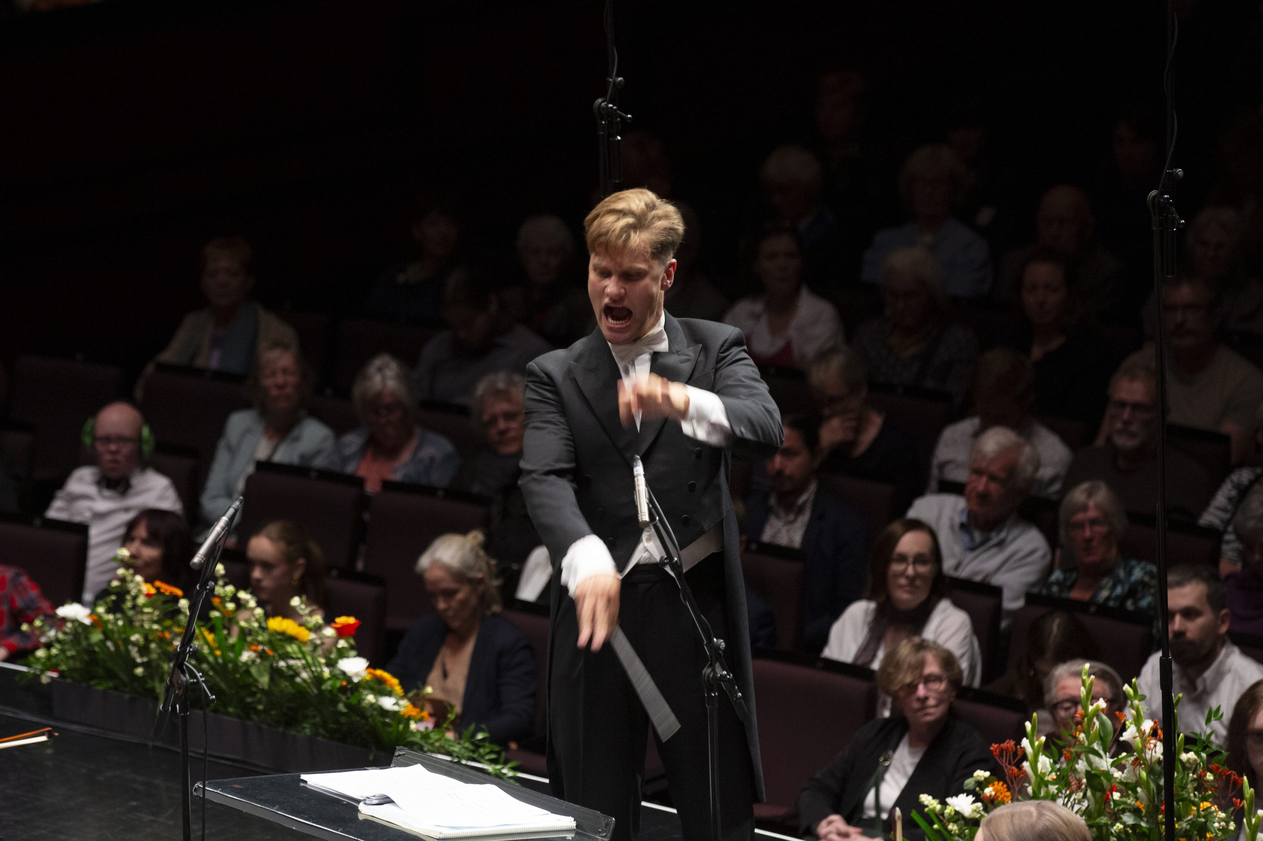 A wide shot of Bjarni Frímann conducting the Iceland Symphony Orchestra