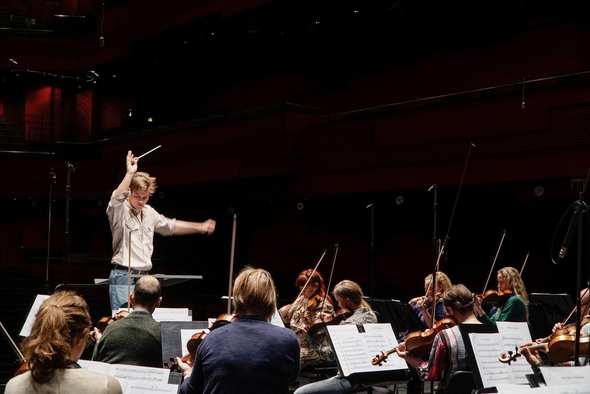 Artistic performance shot of Bjarni Frímann conducting